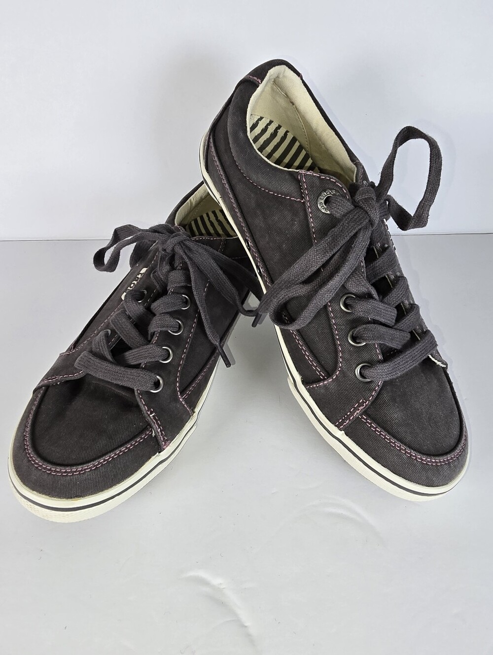 Taos Footwear Women's Moc Star Casual Sneakers in Graphite Distressed Canvas 7